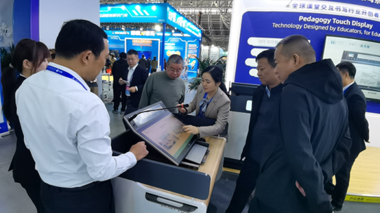 展會首日人氣爆棚，華璨硬核產(chǎn)品矩陣引海內(nèi)外聚焦